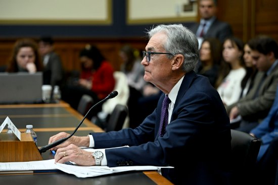 配资炒股网站平台 鲍威尔稳获国会支持 许多议员忌惮总统权力过大