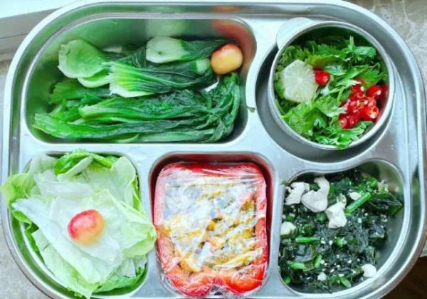 股票配资客服 关晓彤晒视觉降温版健康餐 好似一盘子绿化带